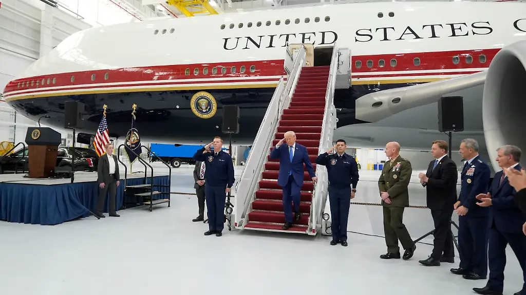 US-Praesident-Donald-Trump-M-verlaesst-nach-einem-Rundgang-auf-der-Joint-Base-Andrews-das-neu-ausgewiesene-Praesidentenflugzeug-Air-Force-One