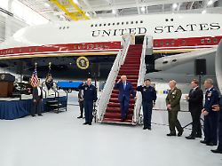 "Ein fliegendes Weißes Haus": Trump nimmt geschenkte Boeing aus Katar in Betrieb