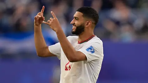 Fussball-Maenner-WM-2026-Schottland-Marokko-Vorrunde-Gruppe-C-Spieltag-2-Boston-Stadion-in-Foxborough-Der-Marokkaner-Ismael-Saibari-winkt-dem-Publikum-zu-waehrend-er-nach-dem-Ende-des-Fussball-WM-Gruppenspiels-auf-dem-Spielfeld-jubelt