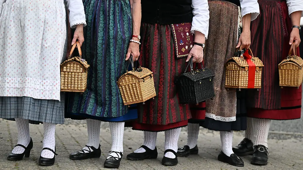 Besonders-fuer-die-Mitglieder-von-Trachtenvereinen-wird-der-Festumzug-zum-Abschluss-des-Hessentags-in-Fulda-wegen-der-erwarteten-tropischen-Temperaturen-zur-Herausforderung