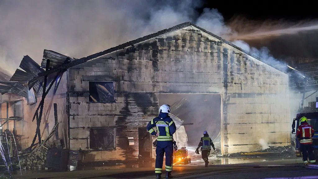 Die-Zimmerei-wird-durch-das-Feuer-komplett-zerstoert