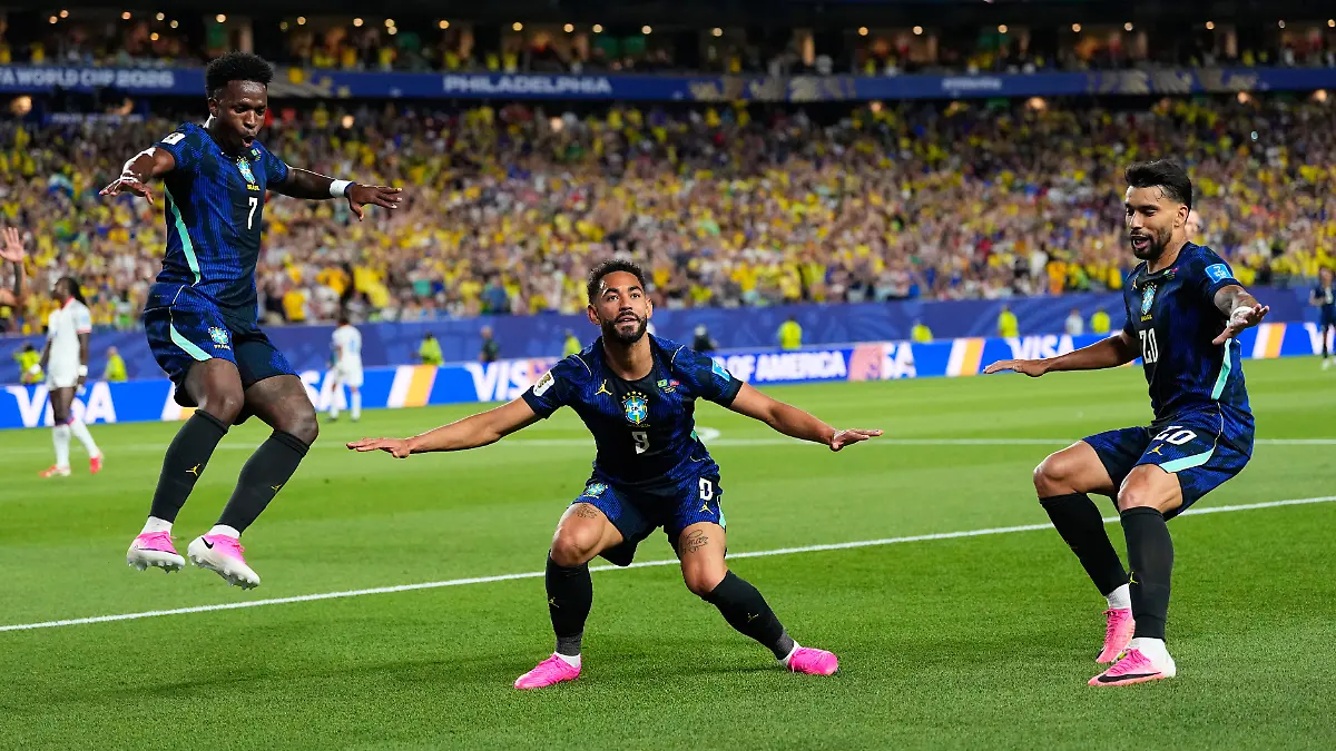 Fussball-Maenner-WM-Vorrunde-Gruppe-C-2-Spieltag-Brasilien-Haiti-Der-Brasilianer-Matheus-Cunha-9-feiert-gemeinsam-mit-seinen-brasilianischen-Teamkollegen-Vinicius-Junior-7-und-Lucas-Paqueta-20-den-zweiten-Treffer-seiner-Mannschaft