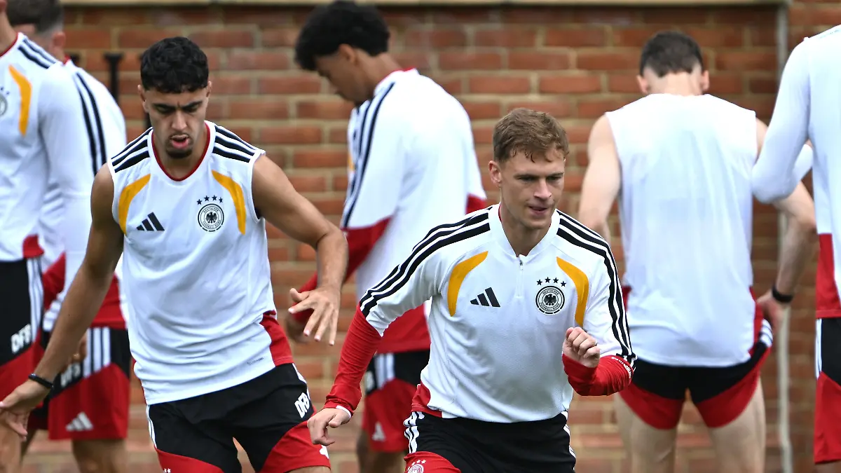 Fussball-WM-2026-Nationalmannschaft-Deutschland-Abschlusstraining-vor-dem-zweiten-WM-Gruppenspiel-gegen-die-Elfenbeinkueste-im-Spry-Stadium-Joshua-Kimmich-r-udn-Aleksandar-Pavlovic-im-Training