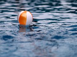Beherzter Einsatz: Kinder retten Zweijährigem im Freibad das Leben