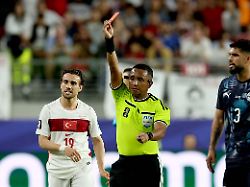 Ausraster im Live-TV: Kommentator beschimpft Referee und Infantino -  FIFA greift durch