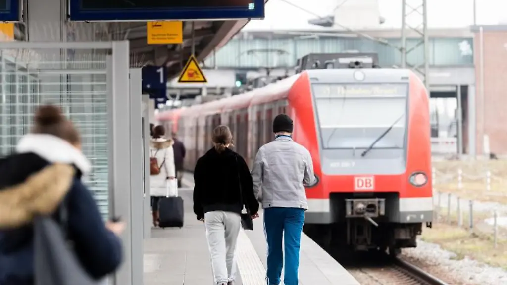 Eine-S-Bahn-steht-in-einem-Bahnhof