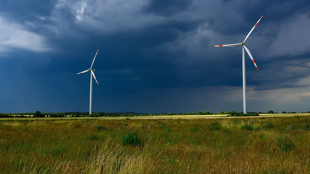 Bei-Temperaturen-bis-35-Grad-steigt-am-Wochenende-in-Berlin-und-Brandenburg-nicht-nur-die-Hitzebelastung-auch-kraeftige-Gewitter-sind-moeglich