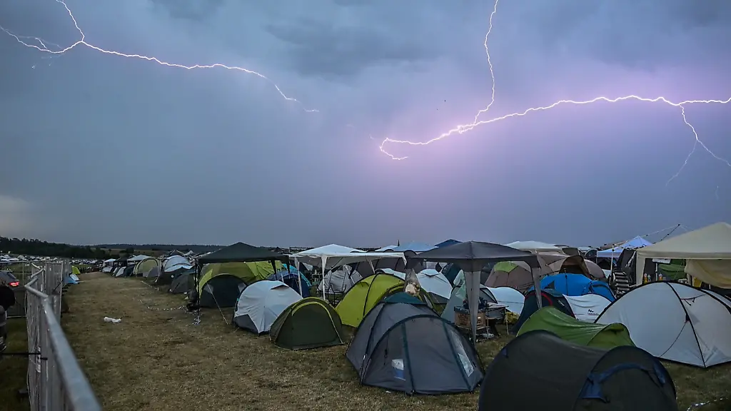 Blitze-sind-ueber-einem-Campingplatz-beim-Southside-Festivals-zu-sehen-Aufgrund-des-Wetters-wurde-das-Festivalgelaende-evakuiert-und-das-Programm-zeitweise-unterbrochen