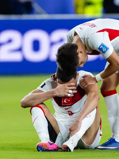 SANTA-CLARA-CA-JUNE-19-Arda-Guler-8-consoles-Merih-Demiral-3-of-Turkiye-during-the-FIFA-World-Cup-WM-Weltmeisterschaft-Fussball-2026-Group-D-match-between-Turkiye-and-Paraguay-on-June-19-2026-at-San-Francisco-Bay-Area-Stadium-in-Santa-Clara-CA