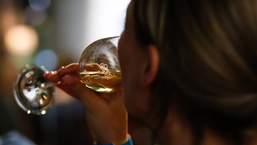 Laut-Studie-haben-Menschen-mit-hohem-Stress-Level-und-geringerem-sozialen-Status-eher-zur-Flasche-gegriffen