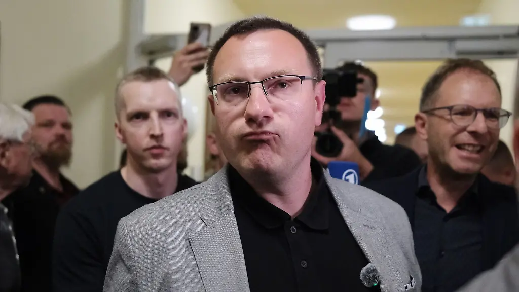 Bei-der-Stichwahl-in-Aue-Bad-Schlema-war-der-Freie-Sachsen-Kandidat-Stefan-Hartung-dem-CDU-Kandidaten-Marcus-Hoffmann-unterlegen