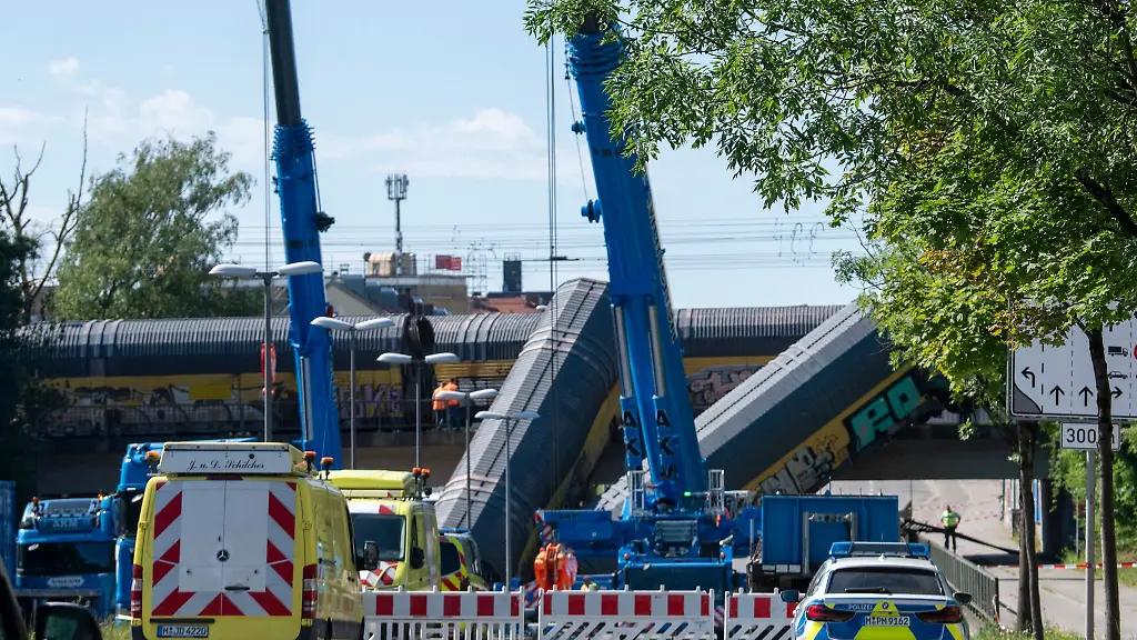 Zwei-Schwerlastkraene-sind-fuer-die-Bergung-eingetroffen