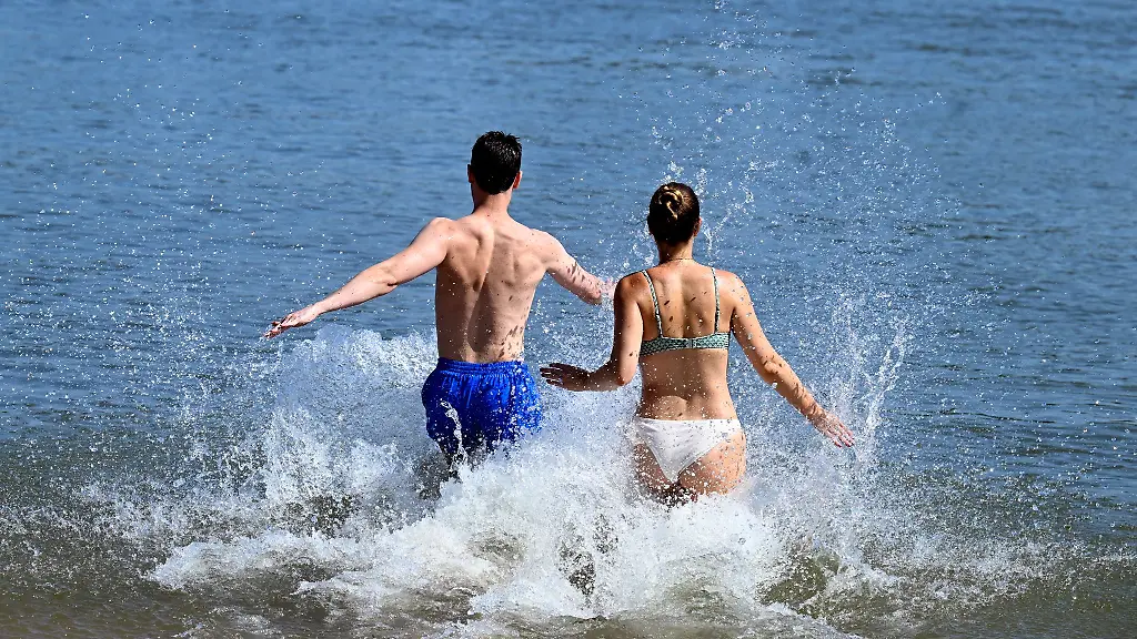 Bei-diesem-heissen-Wetter-bleibt-nur-noch-die-Abkuehlung-im-Wasser