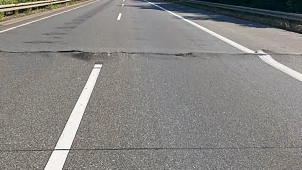 HANDOUT-Auf-der-Autobahn-5-zwischen-Zwingenberg-und-Bensheim-in-Fahrtrichtung-Sueden-hat-sich-die-Fahrbahndecke-gehoben