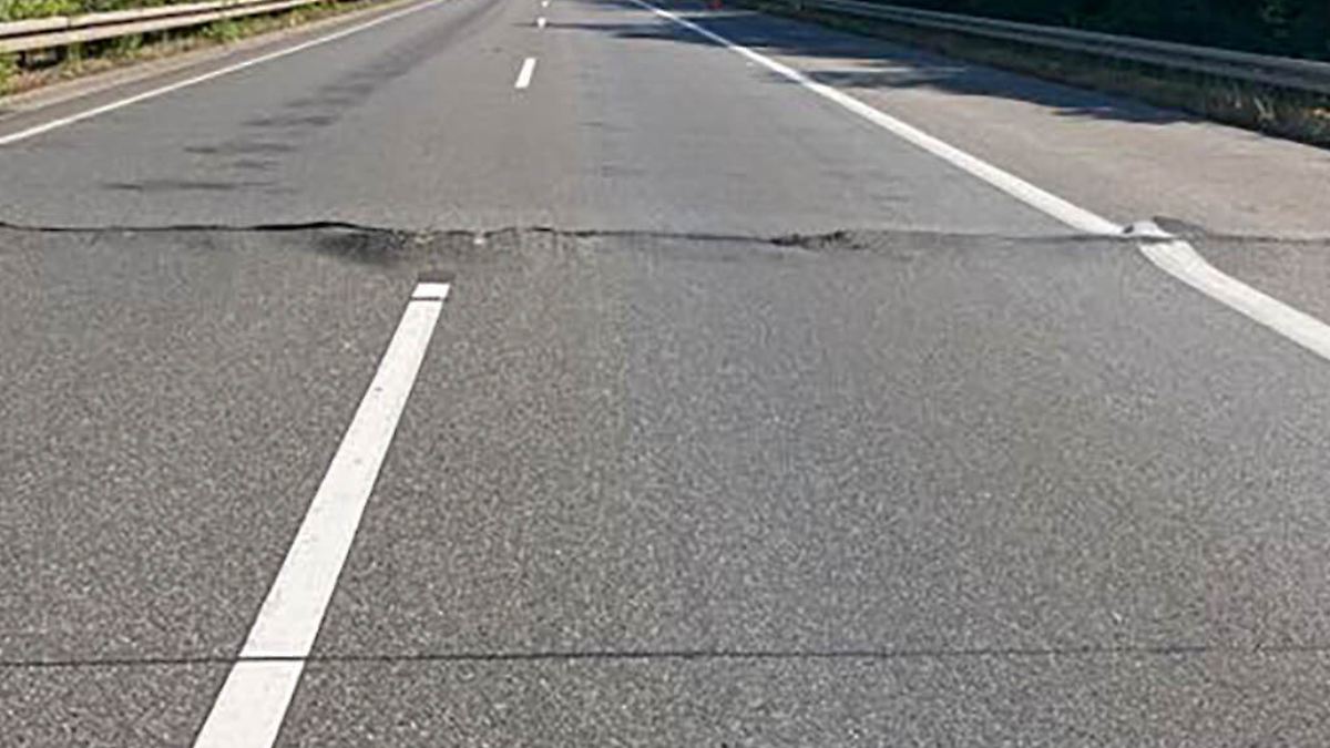 Verkehr behindert: Hitze lässt Asphalt auf der A13 aufblähen 