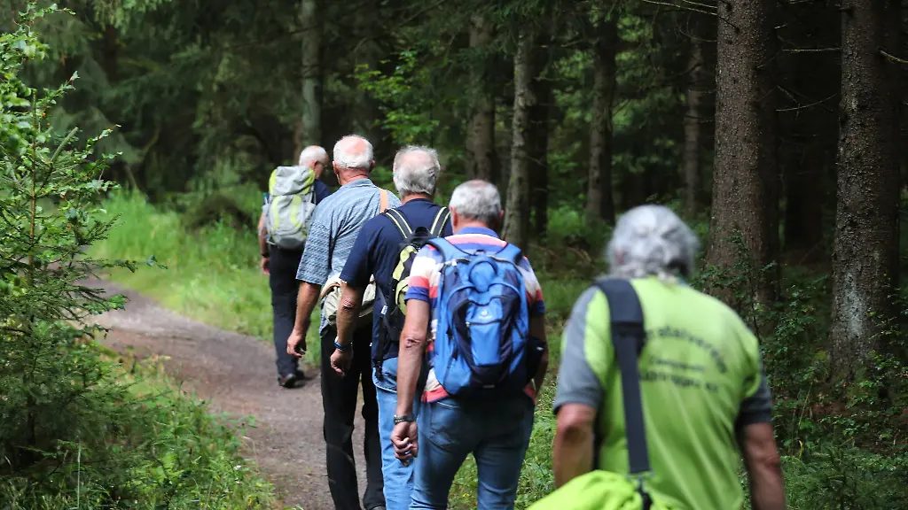 Zum-34-Thueringer-Wandertag-in-Bad-Tabarz-waren-auch-viele-Senioren-unterwegs
