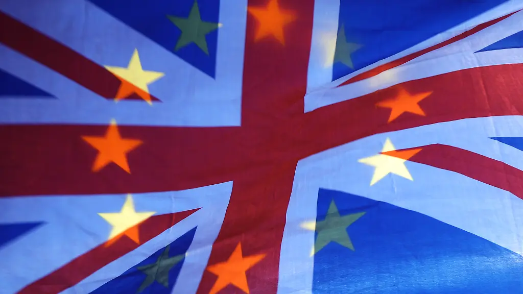 Die-Sterne-einer-EU-Fahne-scheinen-durch-einen-Union-Jack-die-Flagge-des-Vereinigten-Koenigreichs-Sieben-Jahre-nach-dem-Brexit-Referendum-wuerde-eine-Mehrheit-der-Briten-gerne-wieder-zurueck-in-die-EU-Im-Durchschnitt-aktueller-Umfragen-sprachen-sich-59-Prozent-der-Menschen-in-Grossbritannien-fuer-einen-Wiedereintritt-aus