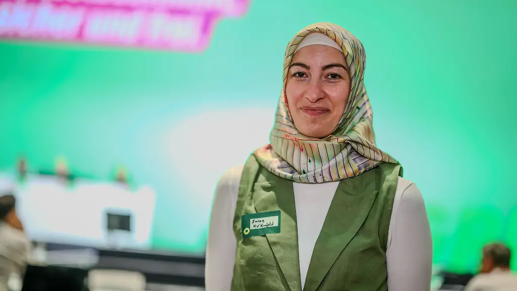 Was-menschenverachtende-dahingeworfene-Worte-bei-Betroffenen-ausloesen-erzaehlt-eine-junge-Muslima-beim-Landesparteitag-der-Gruenen