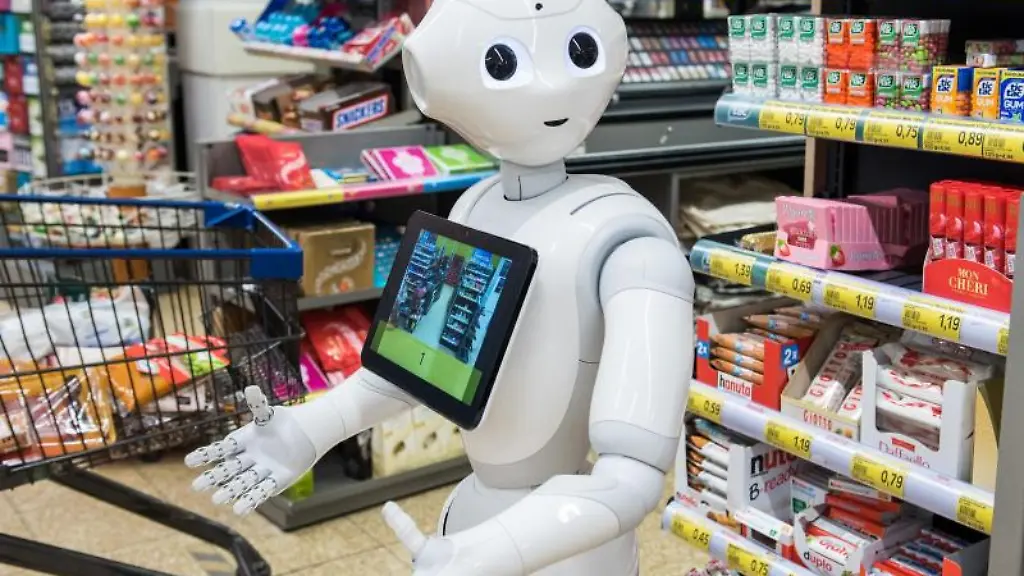 Der-humanoide-Roboter-mit-dem-Namen-Pepper-steht-in-einem-Supermarkt-vor-den-Kassen