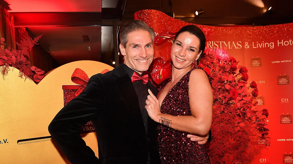 Christian-Polanc-und-Laura-Brand-beim-Cathy-s-Charity-Christmas-Event-im-Living-Hotel-Das-Viktualienmarkt-am-11-12