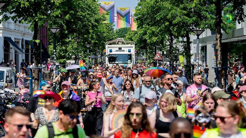 In-Oldenburg-versammeln-sich-mehrere-Tausend-Menschen-zum-CSD-Umzug