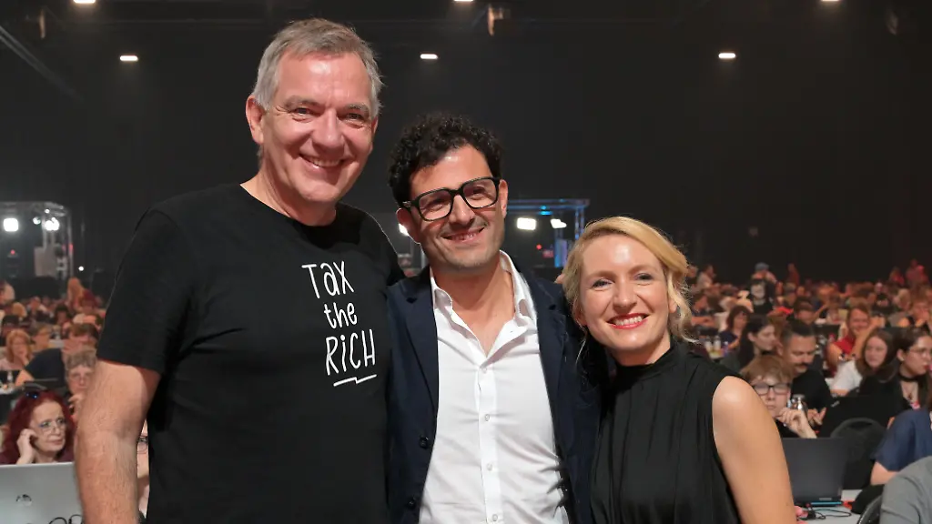 Jan-van-Aken-Die-Linke-ehemaliger-Vorsitzender-der-Partei-Luigi-Pantisano-Die-Linke-neuer-Parteivorsitzende-der-Partei-und-Ines-Schwerdtner-Die-Linke-Parteivorsitzende-der-Partei-nach-erfolgreicher-Wahl-beim-Bundesparteitage-der-Linken-in-der-Metropolis-Halle-Schwerpunkte-des-dreitaegigen-Parteitages-sind-die-Wahl-des-Parteivorstandes-und-die-inhaltliche-politisch-aktuelle-Debatte