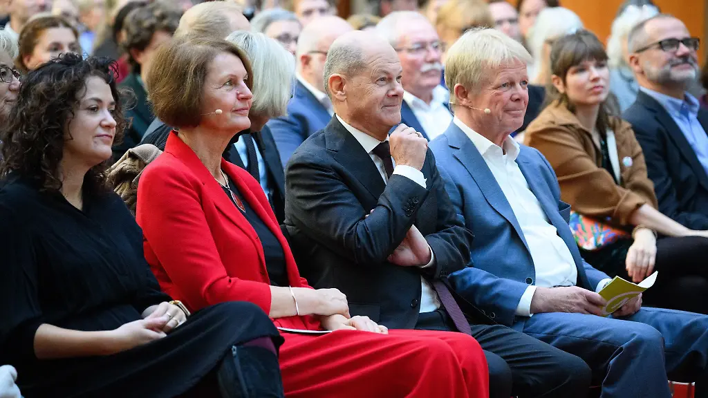 Die-evangelische-Landessynode-hat-die-fruehere-Gruenen-Bundessprecherin-Gunda-Roestel-2-v-l-zu-ihrer-neuen-Praesidentin-gewaehlt