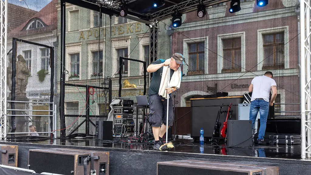 Nasse-Fuesse-auf-den-Buehnen-beim-Stadtfest-Das-Gewitter-loeste-eine-Unterbrechung-des-Programms-aus