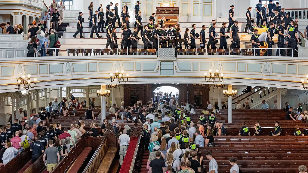 In-der-Kirche-gab-es-eine-Evakuierungsuebung-an-der-auch-Polizeischueler-als-Statisten-teilnahmen