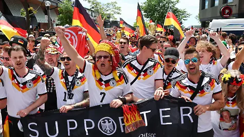 dpatopbilder-20-06-2026-Kanada-Toronto-Fussball-Maenner-WM-2026-Deutschland-Elfenbeinkueste-Vorrunde-Gruppe-E-Spieltag-2-Fans-von-Deutschland-feiern-am-Hafen-von-Toronto-vor-dem-Spiel-Sie-ziehen-in-einem-Fanmarsch-zum-Toronto-Stadion
