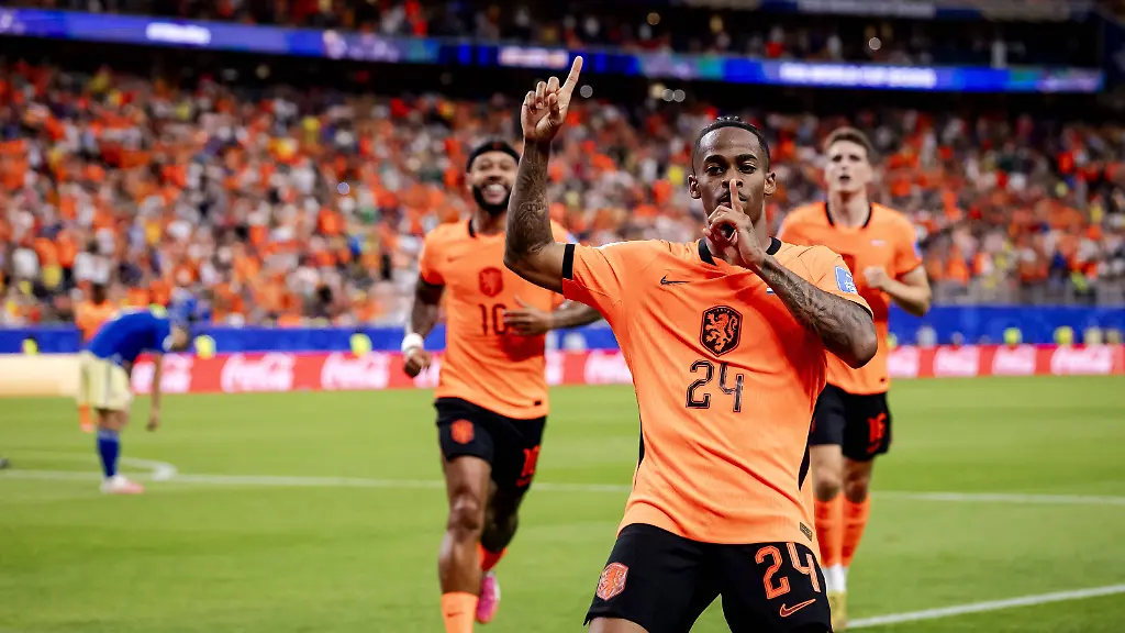 HOUSTON-lr-Memphis-Depay-of-the-Netherlands-Crysencio-Summerville-of-the-Netherlands-and-Guus-Til-of-the-Netherlands-celebrate-after-the-5-1-victory-over-Sweden-during-the-FIFA-2026-World-Cup-Group-F-match-between-the-Netherlands-and-Sweden-at-Houston-Stadium-on-June-20-2026-in-Houston-United-States-ROBIN-VAN-LONKHUIJSEN-ANP-FIFA-World-Cup-WM-Weltmeisterschaft-Fussball-2026-group-stage-2026-xVIxANPxSportx-xxANPxIVx-561538211-originalFilename-561538211