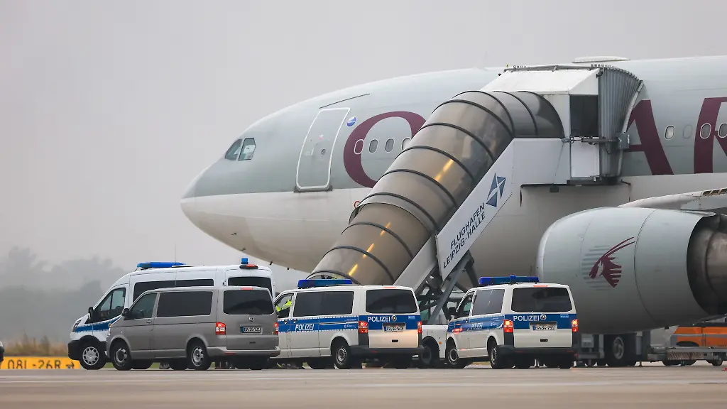 Fahrzeuge-der-Bundespolizei-stehen-an-einem-Flugzeug-der-Qatar-Airways-auf-dem-Vorfeld-am-Flughafen-Leipzig-Halle