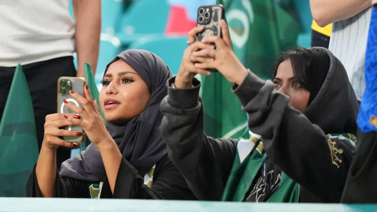 Saudi-Arabia-v-Uruguay-FIFA-World-Cup-WM-Weltmeisterschaft-Fussball-2026-Group-H-FLORIDA-USA-JUNE-15-Fans-gather-prior-to-2026-FIFA-World-Cup-First-Stage-Group-H-match-between-Saudi-Arabia-and-Uruguay-at-Hard-Rock-Stadium-Miami-Stadium-in-Miami-Gardens-Florida-United-States-on-June-15-2026-Evrim-Aydin-Anadolu-Florida-United-States-Editorial-use-only-Please-get-in-touch-for-any-other-usage