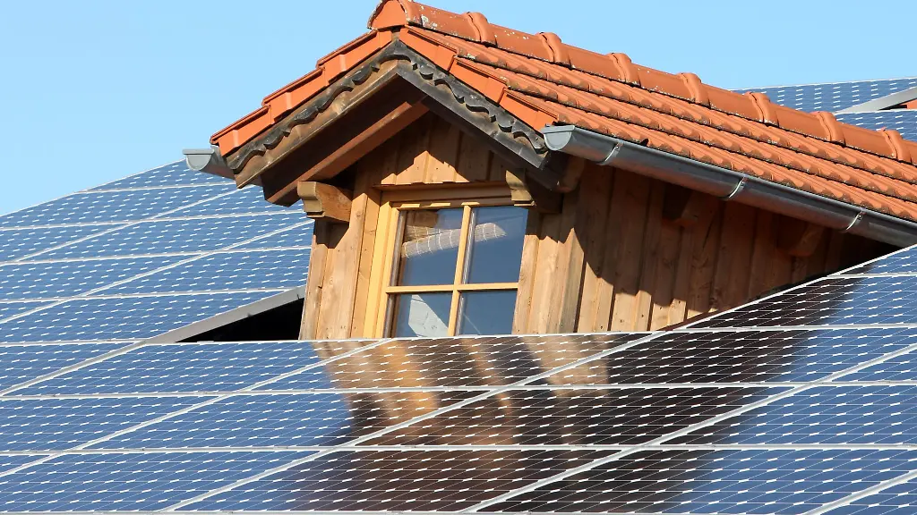 Solaranlagen-liefern-zuverlaessig-Strom-sollte-die-Foerderung-aber-gestrichen-werden-koennte-dies-den-Ausbau-auch-in-Bayern-massiv-ausbremsen