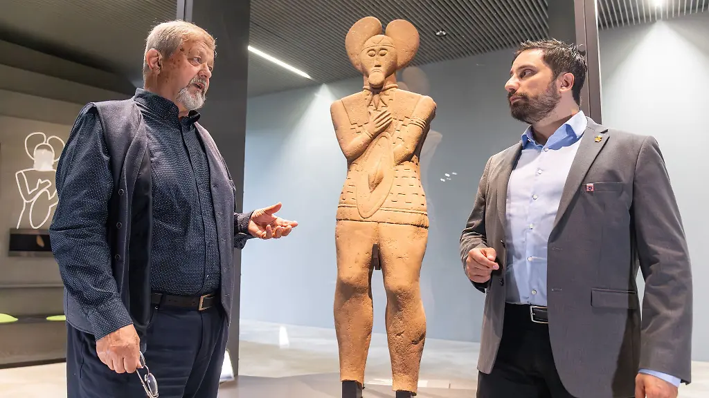 Ein-Luftbild-das-Werner-Erk-li-1988-vom-Glauberg-aufnahm-ebnete-den-Weg-zur-Entdeckung-des-weltberuehmten-Keltenfuersten-Marcus-Coesfeld-re-leitet-das-Museum-das-zur-Praesentation-der-Statue-und-weiterer-Fundstuecke-errichtet-wurde