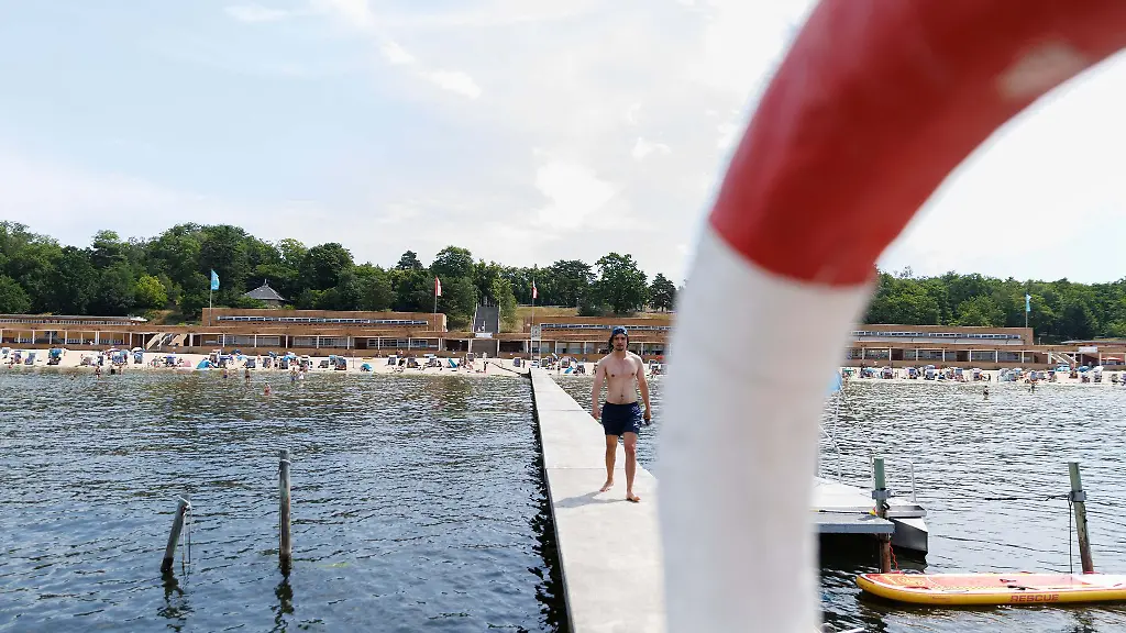 Pack-die-Badehose-ein-Viele-Menschen-machen-Ausfluege-ans-Wasser-und-suchen-Abkuehlung
