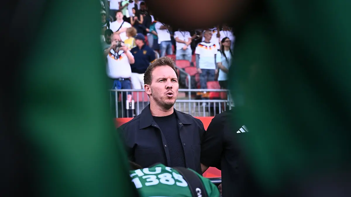 Julian-Nagelsmann-mag-die-Situation-bei-der-Nationalhymne-mit-den-Fotografen-vor-ihm-nicht