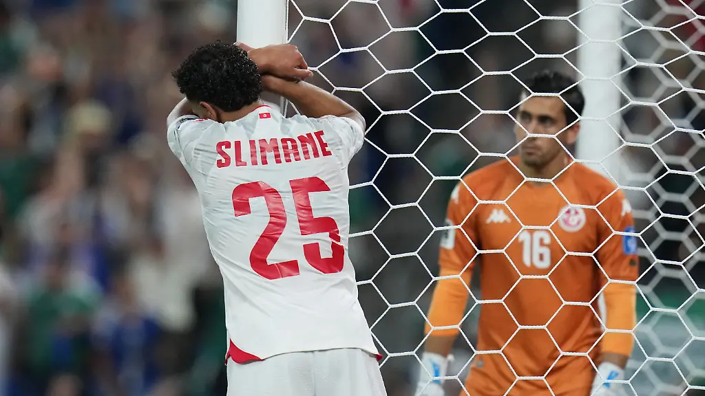 Fussball-Maenner-WM-Vorrunde-Gruppe-F-2-Spieltag-Tunesien-Japan-in-Guadalupe-bei-Monterrey-Der-Tunesier-Anis-Slimane-l-reagiert-nachdem-der-Japaner-Ayase-Ueda-das-Tor-zum-0-4-erzielt-hat