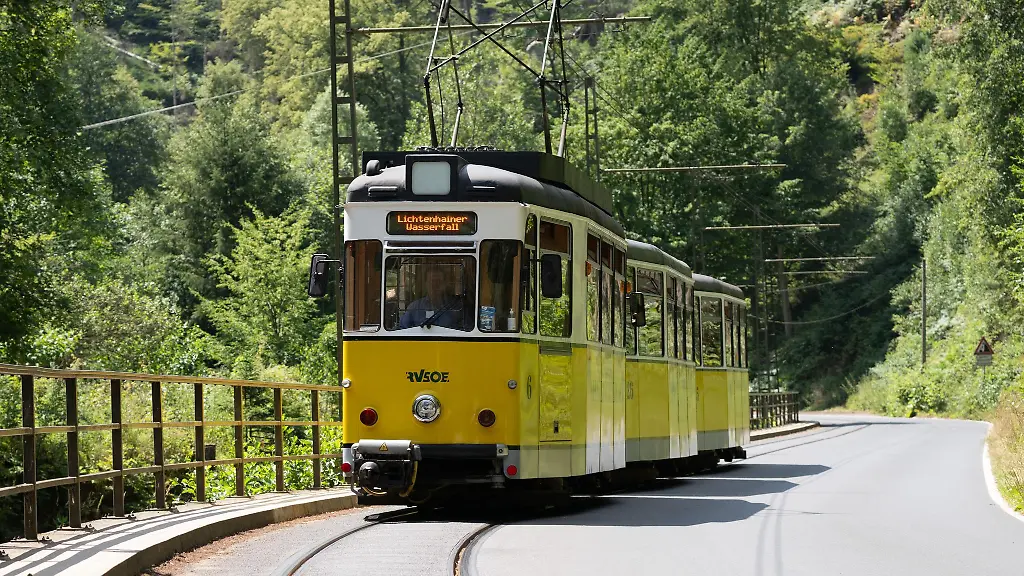 Am-Samstagvormittag-ist-es-zu-einem-Zusammenstoss-eines-Autos-mit-der-historischen-Kirnitzschtalbahn-gekommen