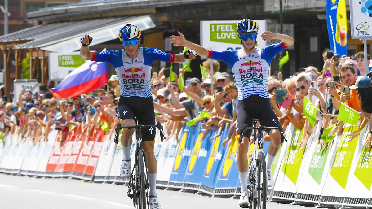 ROT-Links-Etappensieger-Lipowitz-Florian-GER-Team-Red-Bull-BORA-hansgrohe-vor-Mannschaftskollege-rechts-Pellizzari-Giulio-ITA-Team-Red-Bull-BORA-hansgrohe-Slowenien-Rundfahrt-2026-4