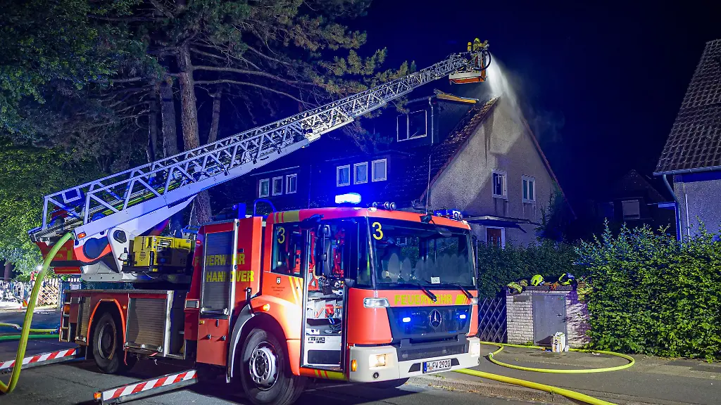 In-der-Nacht-stand-ein-Wohnhaus-in-Kirchrode-in-Vollbrand