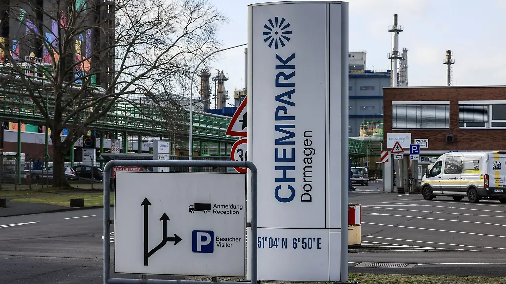 Im-Chempark-Dormagen-ist-es-am-fruehen-Morgen-zu-einem-Zwischenfall-gekommen-bei-dem-mehrere-Personen-verletzt-wurden
