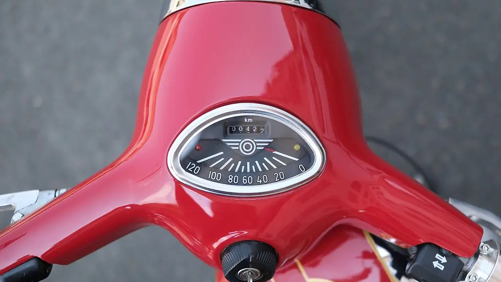 Der-Tachometer-einer-Jawa-aus-den-1970er-Jahren