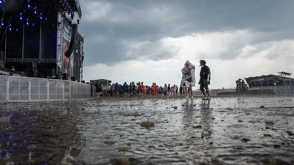 Die-Besucher-muessen-immer-wieder-dem-Regen-trotzen
