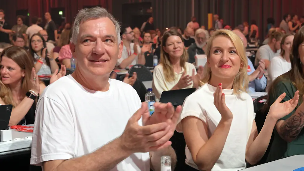 Ines-Schwerdtner-und-Jan-van-Aken-beide-Parteivorsitzende-der-Partei-Die-Linke-nehmen-am-Bundesparteitag-der-Partei-Die-Linke-in-der-Metropolis-Halle-teil-Schwerpunkte-des-dreitaegigen-Parteitages-sind-die-Wahl-des-Parteivorstandes-und-die-inhaltliche-politisch-aktuelle-Debatte