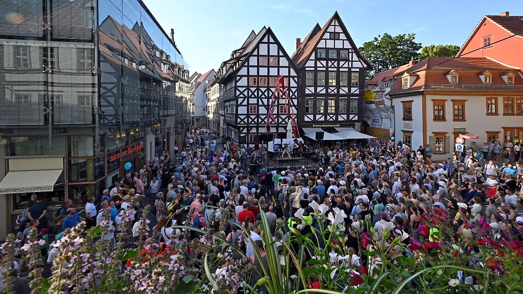 Die-Kraemerbruecke-ist-die-laengste-durchgehend-mit-Haeusern-bebaute-und-bewohnte-Bruecke-Europas