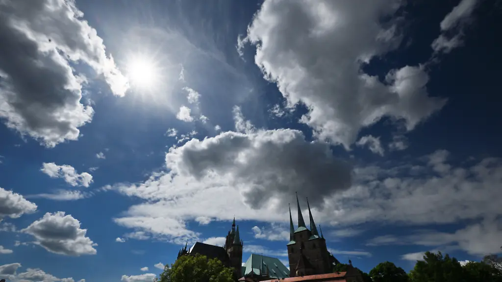 Sonne-und-Wolken-sind-ueber-dem-Domplatz-mit-Mariendom-und-Severikirche-zu-sehen