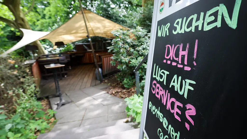 Wir-suchen-Dich-Lust-auf-Service-steht-auf-einer-Tafel-vor-einer-Gaststaette-an-der-Alster-Die-Zahl-der-freien-Stellen-im-Gastgewerbe-ist-im-Norden-erheblich-gestiegen