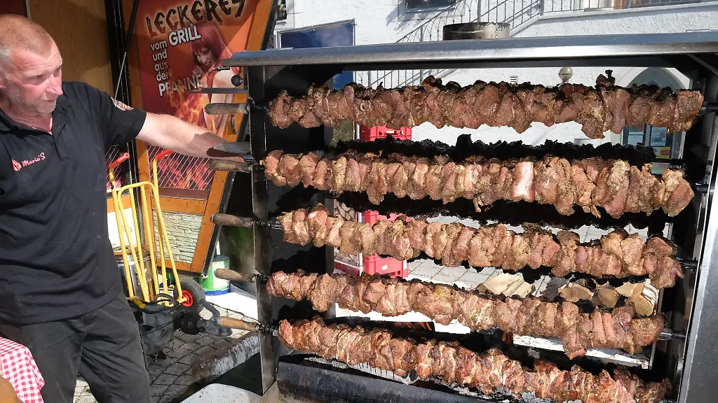 Mutzbraten-ist-ein-im-Osten-Thueringens-und-Westsachsen-verbreitetes-Grillgericht-bei-dem-ein-faustgrosses-Stueck-Fleisch-aus-der-Schweineschulter-oder-Kamm-mit-Salz-Pfeffer-und-Majoran-mariniert-und-anschliessend-ueber-Birkenholzfeuer-gegrillt-wird