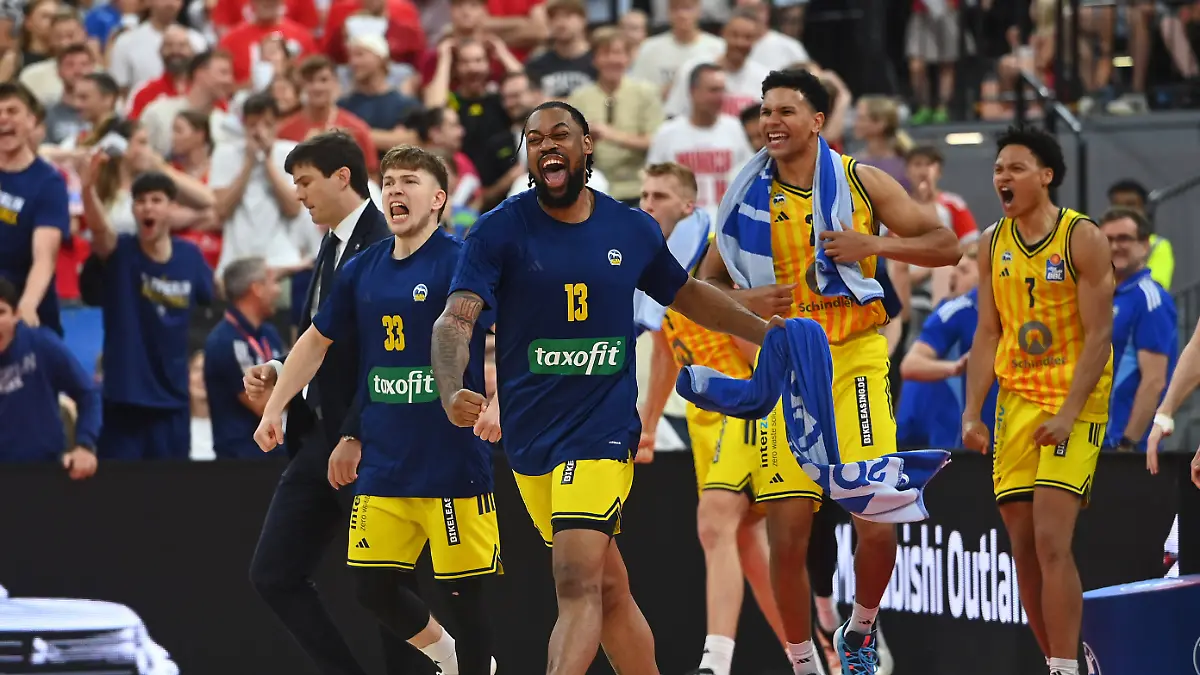 Spieelr-Alba-Jubel-Freude-Begeisterung-Basketball-BBL-Saison-2025-2026-Play-Off-Finale-Spiel-5-FC-Bayern-Muenchen-Alba-Berlin-am-21-06-2026-S-A-P-G-A-R-D-EN-Alba-game-celebration-joy-excitement-BBL-basketball-20252026-season-playoff-finals-Game-5-FC-Bayern-Munich-vs